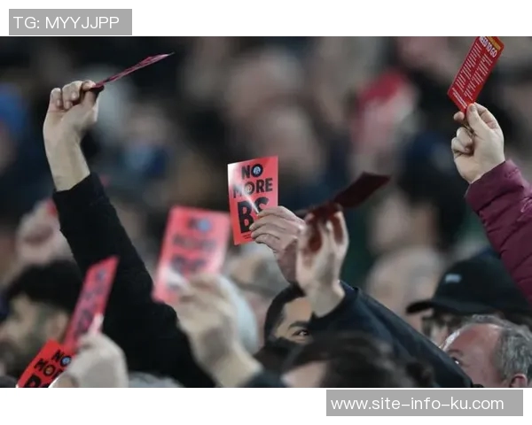 西汉姆球迷租飞机高空拉横幅强烈要求老板辞职以避免降级危机